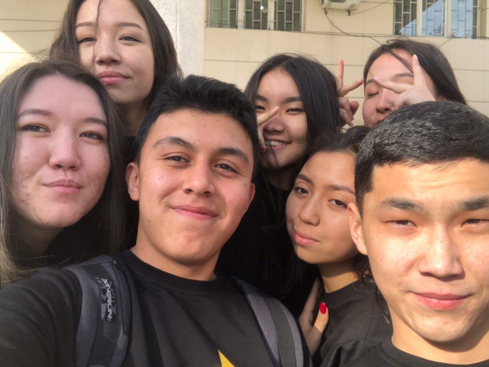 киргизы современные. киргизия и кыргызстан. группа киргизии. депутат байсалов в кыргызстане фото. казахская бойс группа.